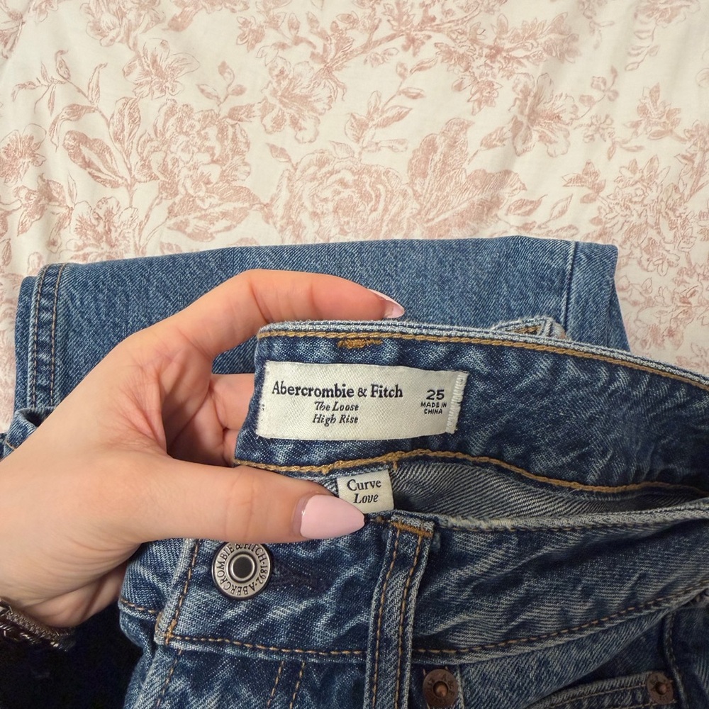 Abercrombie & Fitch High-Rise Loose Jeans in Medium Denim - Picture 3 of 7